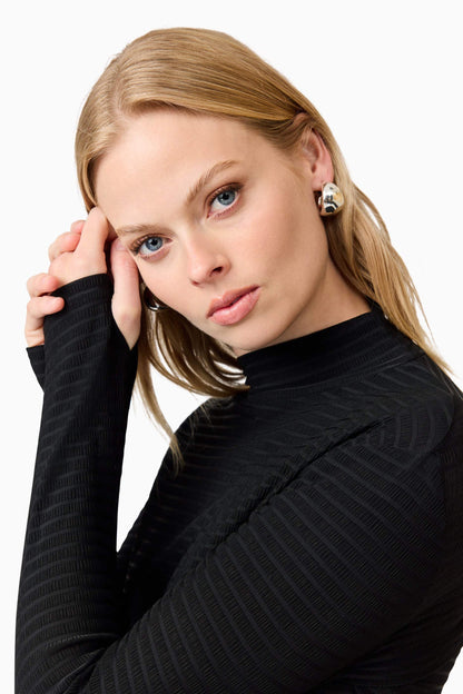 CURAAE Amyra Textured Stretch Top In Black